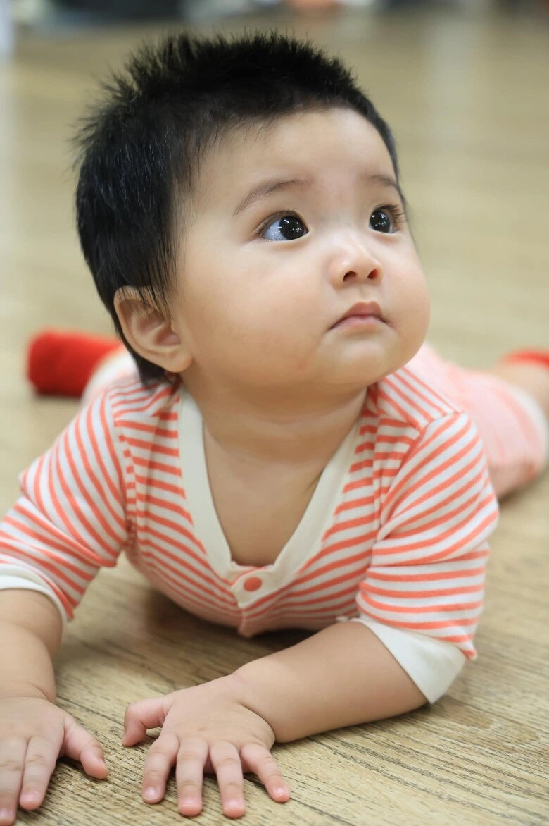 Con gái lisa nhà khánh thi - phan hiển ngày nhỏ tóc ngắn như con trai giờ 1 tuổi trổ nét xinh chuẩn búp bê - 15