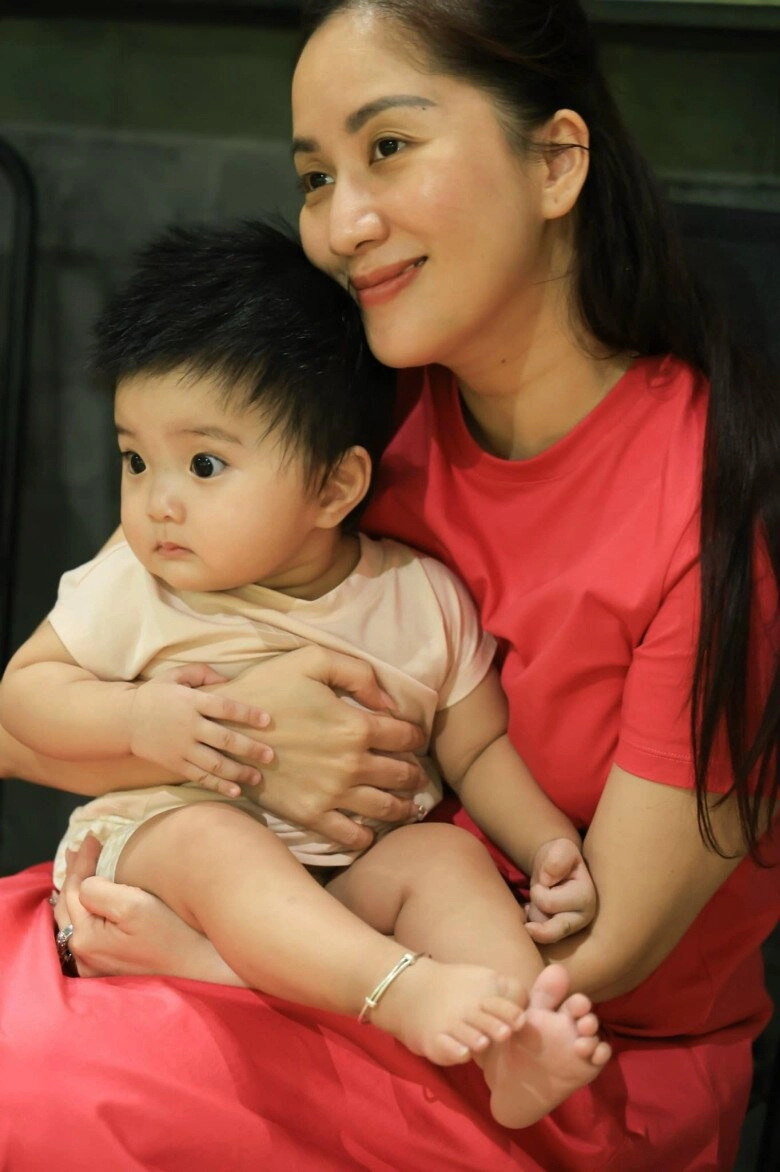 Con gái lisa nhà khánh thi - phan hiển ngày nhỏ tóc ngắn như con trai giờ 1 tuổi trổ nét xinh chuẩn búp bê - 17