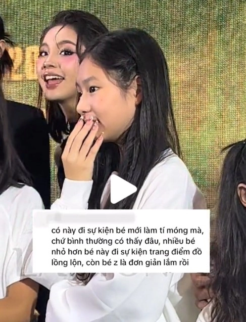 Con gái lý hải gây tranh cãi khi xuất hiện ủng hộ phim của bố với bàn tay sơn móng cầu kỳ - 3