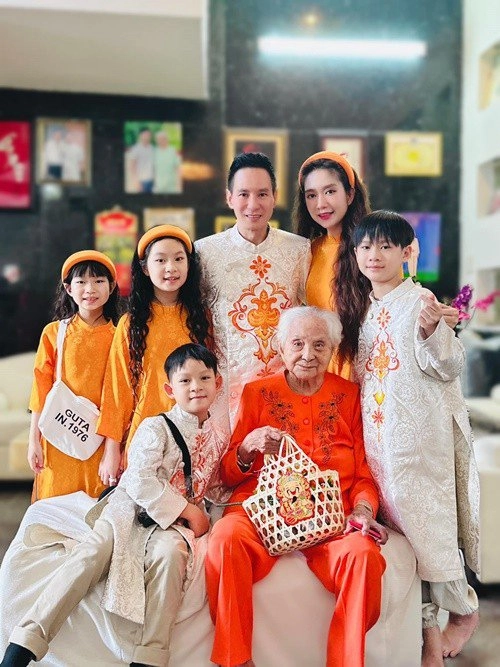 Con gái lý hải gây tranh cãi khi xuất hiện ủng hộ phim của bố với bàn tay sơn móng cầu kỳ - 14