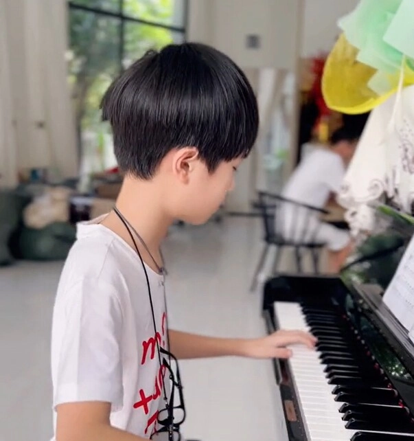 Con gái lý hải trổ tài hội hoạ vẽ chân dung bố mẹ tiểu thư minh hà bất ngờ khi thấy tác phẩm của ái nữ - 5