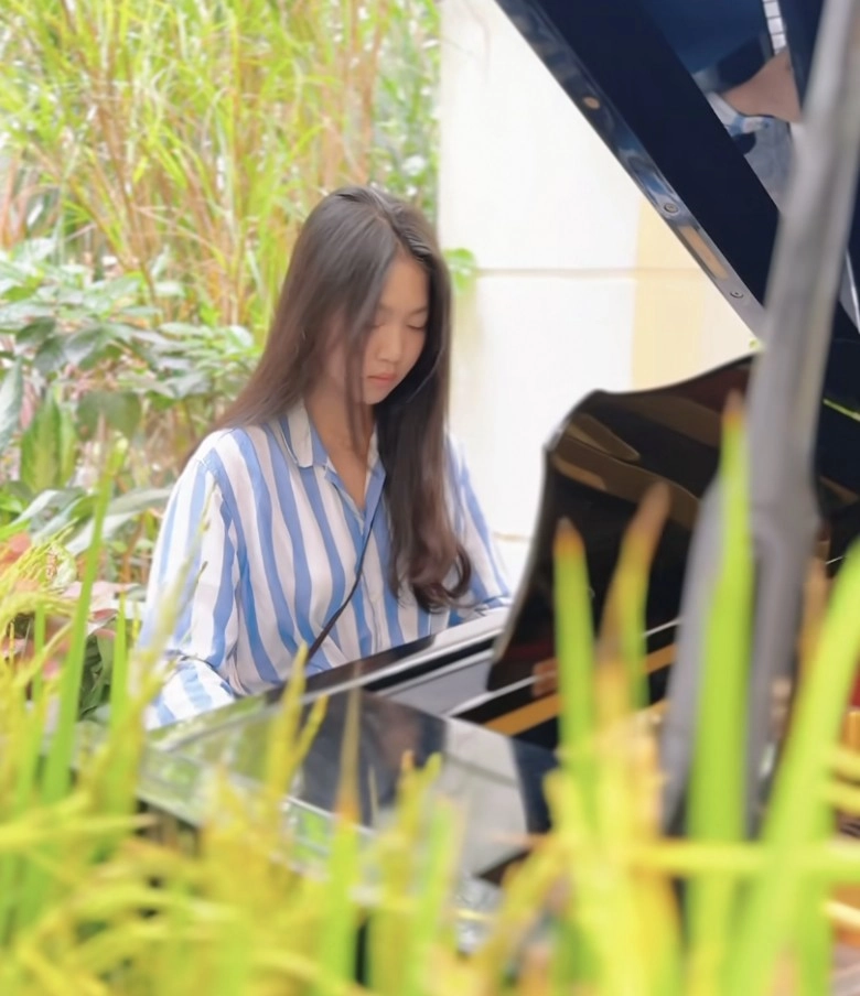 Con gái mạnh trường gây sốt với đoạn video hơn 1 phút tài sắc vẹn toàn thế này bảo sao bố không giữ kỹ - 3