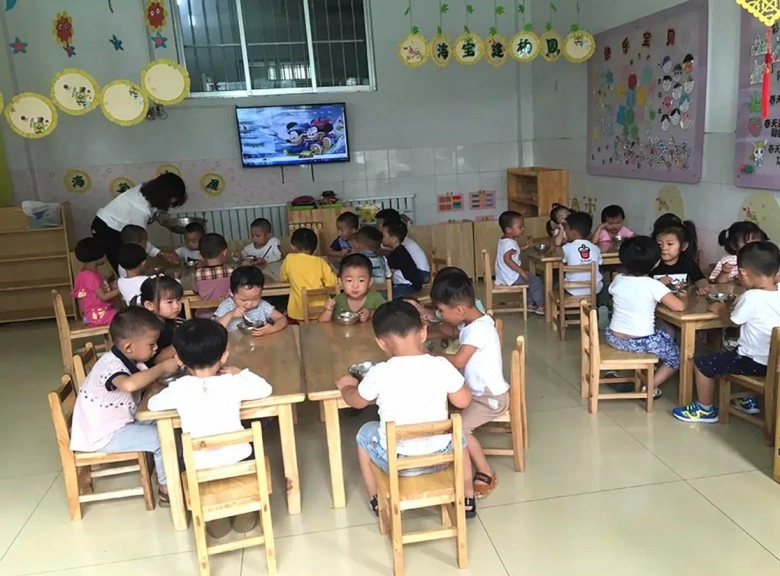 Con gái mẫu giáo đi học về luôn nói đau bụng phụ huynh thấy ảnh gửi trong nhóm chat lớp liền xanh mặt - 1