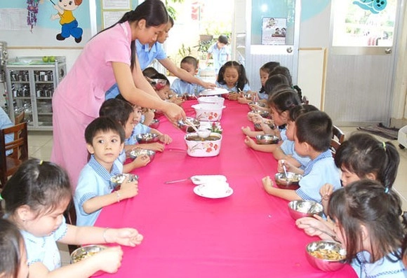 Con gái mẫu giáo đi học về luôn nói đau bụng phụ huynh thấy ảnh gửi trong nhóm chat lớp liền xanh mặt - 5