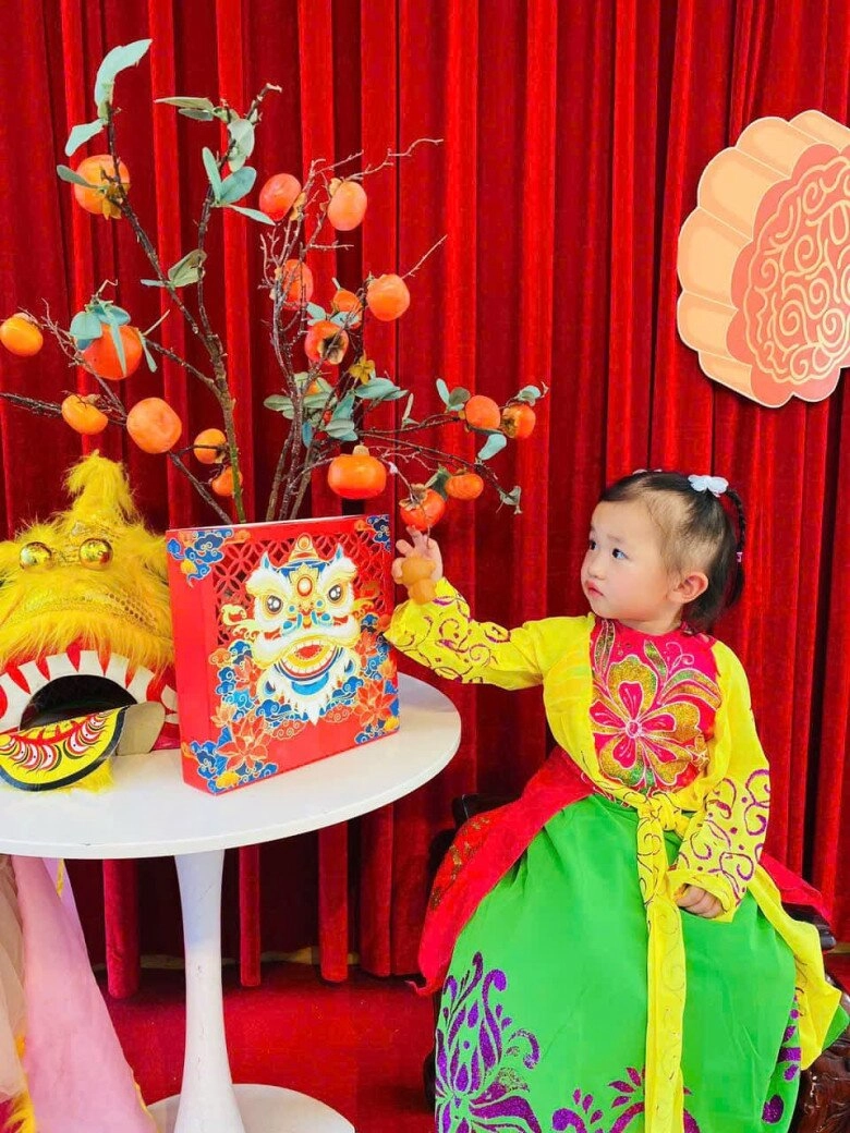 Con gái mc truyền hình việt nam vân hugo khiến dân tình mê tít khi tung bộ ảnh trung thu diện mạo xinh hệt mẹ - 2