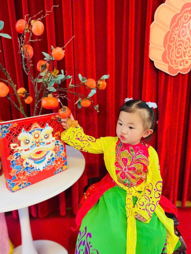 Con gái mc truyền hình việt nam vân hugo khiến dân tình mê tít khi tung bộ ảnh trung thu diện mạo xinh hệt mẹ - 5