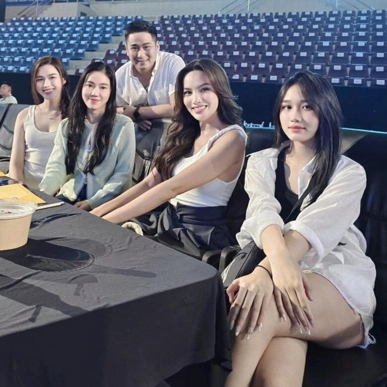 Con gái minh tiệp 13 tuổi sở hữu nhan sắc cực phẩm đôi chân dài như kiếm nhật nhờ bí quyết quả trứng - 4