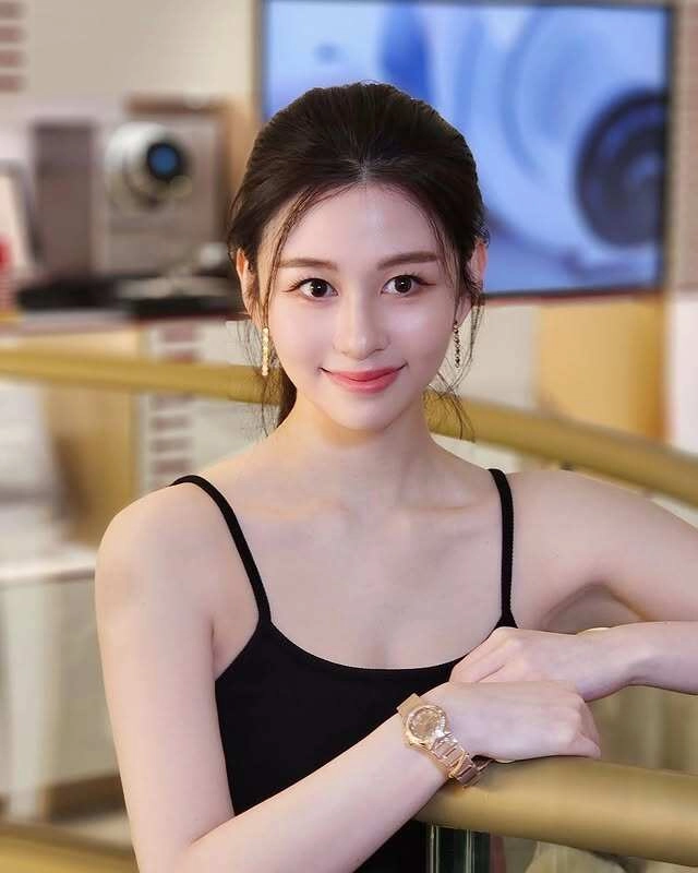 Con gái nữ thần đẹp nhất xinh đến mức bố mẹ phải thuê vệ sĩ riêng bảo vệ sống trong căn hộ thuê 1 tỷtháng - 8