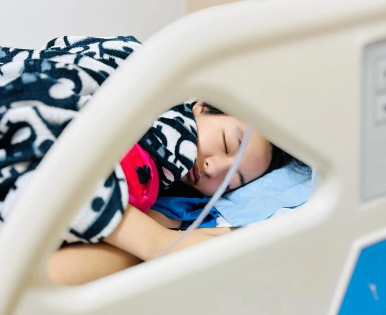 Con gái siêu mẫu thuý hằng gặp tai nạn biến dạng cột sống sau phẫu thuật ngoại hình thay đổi bất ngờ cao thêm 7cm - 2