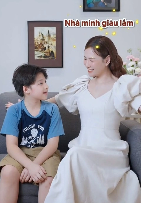 Con hỏi nhà mình giàu phải không mẹ mc đan lê trả lời quá thông minh ai cũng khen ngợi - 4