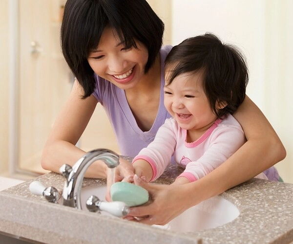 Con kêu đau mẹ bàng hoàng khi phát hiện hạt kê dính chặt ở da đầu bs nói đó là thứ đáng sợ - 3