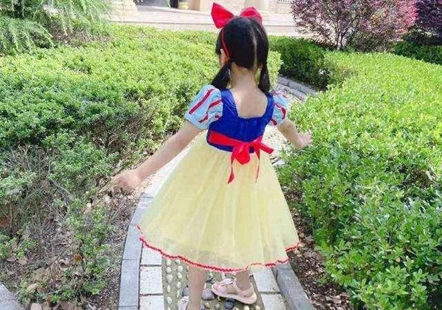 Con làm rách váy bạn mẹ đòi bồi thường nhưng nghe giá tất cả phụ huynh dặn con tránh xa - 1