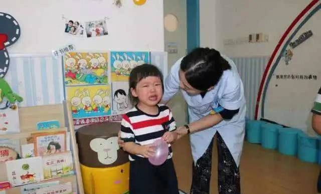 Con làm rách váy bạn mẹ đòi bồi thường nhưng nghe giá tất cả phụ huynh dặn con tránh xa - 3
