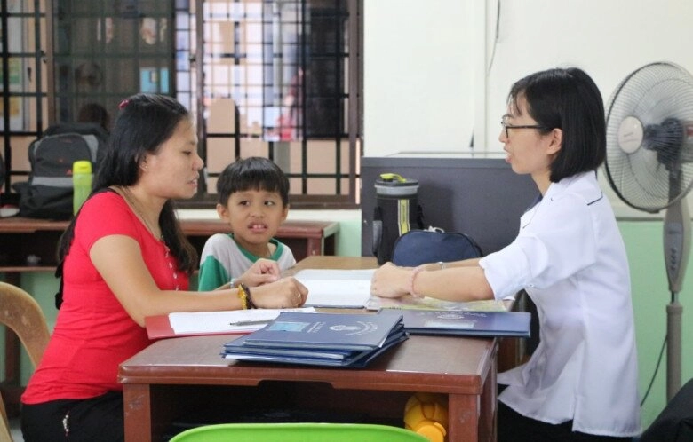 Con làm toán 4 4 210 bị gạch sai phụ huynh đi chất vấn nhưng nghe đáp án của cô giáo thì sốc - 3