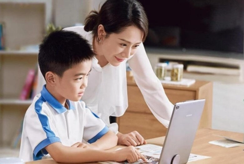 Con làm toán 98-1088 bị gạch sai phụ huynh tức giận khi xem phép tính của cô giáo - 2