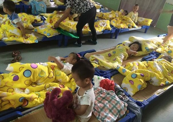 Con mẫu giáo đi lớp sụt cân liên tiếp mẹ kiểm tra camera thì đau đớn khi thấy ảnh ngủ trưa của bé - 3