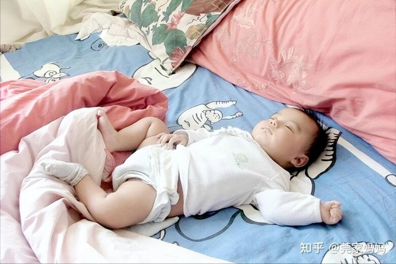 Con mẫu giáo đi lớp sụt cân liên tiếp mẹ kiểm tra camera thì đau đớn khi thấy ảnh ngủ trưa của bé - 4