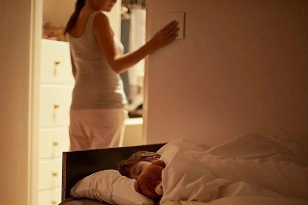 Con mẫu giáo luôn miệng nói tối nào cũng có nhiều người ngủ cùng mình tôi hoang mang vì nhà chỉ có 3 thành viên - 1