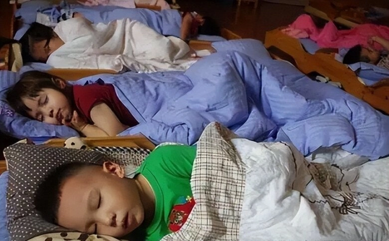 Con mẫu giáo ngủ trưa cô giáo chụp ảnh gửi vào nhóm lớp phụ huynh không thể ngồi yên - 1