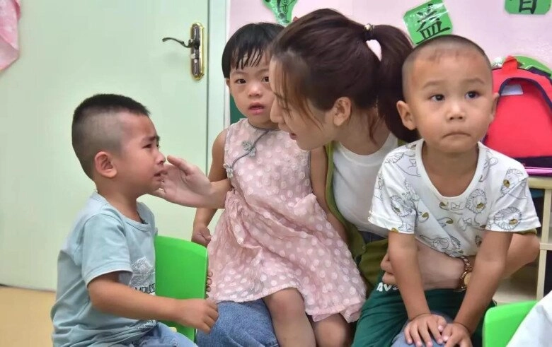 Con mẫu giáo suốt 1 tuần bị cô giáo cho nhịn ăn đến mức kiệt sức mẹ tức giận tới trường kiện hiệu trưởng - 3