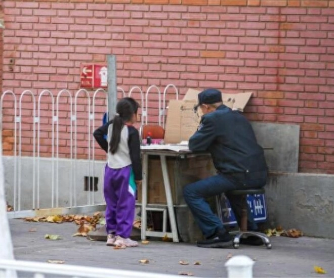 Con ngày nào cũng đi học về trễ một lần mẹ lén theo dõi thì phát hiện đứa trẻ ở nhà chú bảo vệ - 1