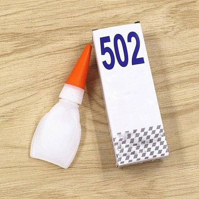 Con nghịch keo 502 bị dính chặt vào tay mẹ bỉm nhỏ vài giọt này keo tan ra tức thì - 1