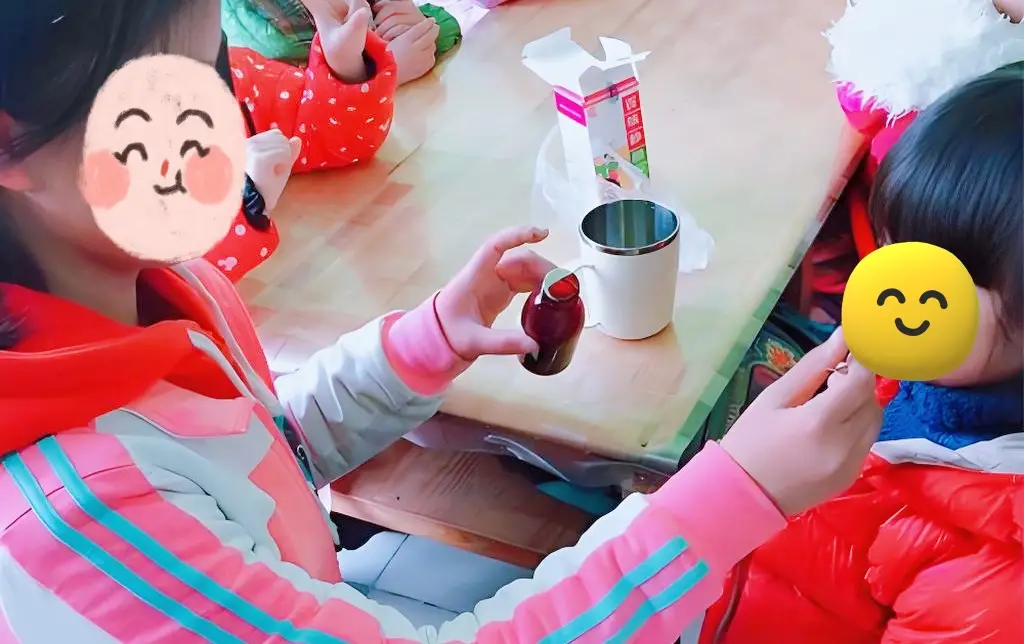 Con nóiđược cô mẫu giáo cho uống thuốc rồi ngủ trưa mẹ giận giữ đòi kiệnvà kết quả xấu hổ - 2