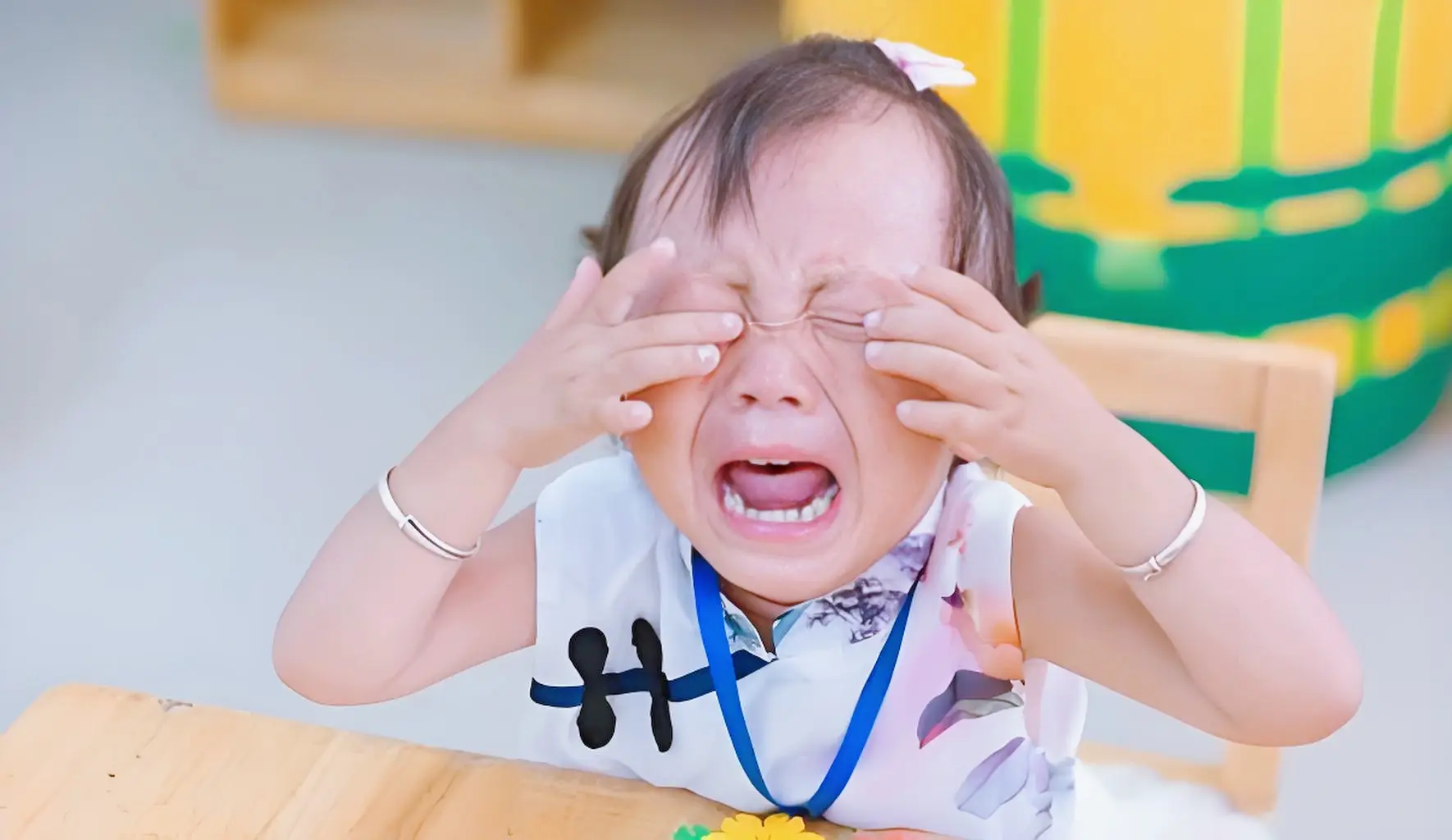 Con nóiđược cô mẫu giáo cho uống thuốc rồi ngủ trưa mẹ giận giữ đòi kiệnvà kết quả xấu hổ - 3
