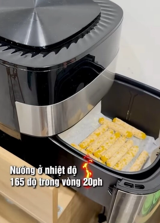 Con riêng phương trinh jolie vào bếp cùng bố dượng làm món bánh thơm ngon dễ ăn còn giữ dáng rất tốt - 7