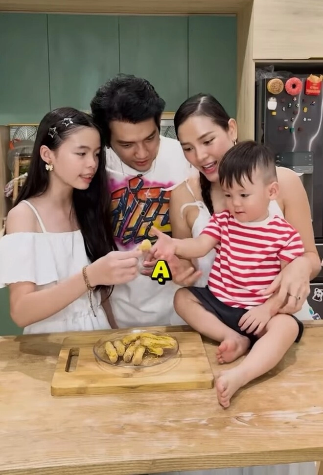 Con riêng phương trinh jolie vào bếp cùng bố dượng làm món bánh thơm ngon dễ ăn còn giữ dáng rất tốt - 8