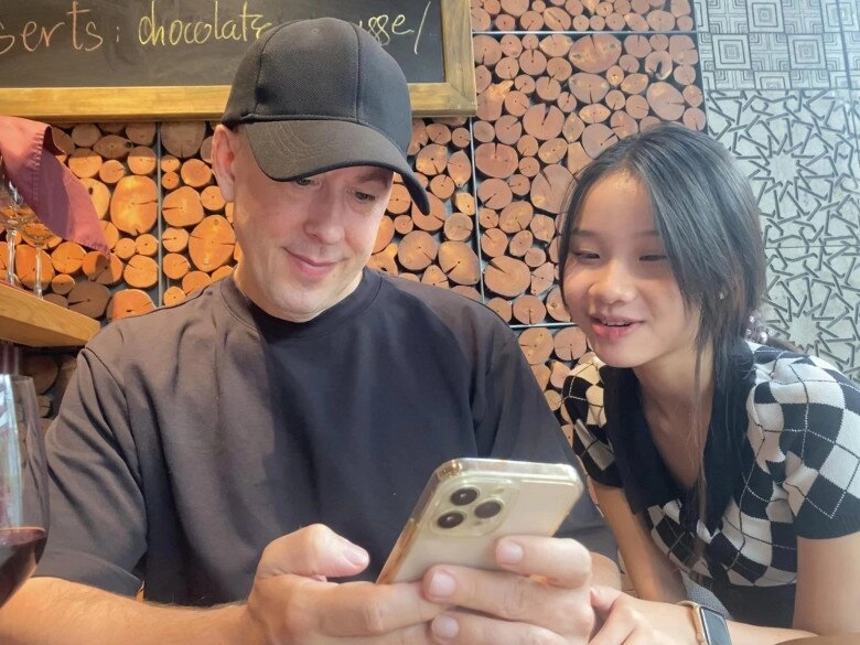 Con sao việt có bố dượng subeo ngày càng giống kim lý con gái thành trung được bố tây chăm lo từng chút - 6
