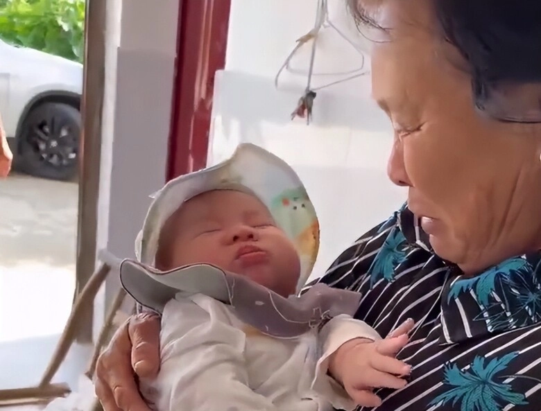 Con sơ sinh ngủ ngon khi ở cạnh bà mẹ thấy bất thường đưa đi khám thì bác sĩ mắng té tát - 1