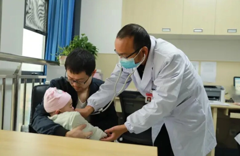 Con sơ sinh ngủ ngon khi ở cạnh bà mẹ thấy bất thường đưa đi khám thì bác sĩ mắng té tát - 2