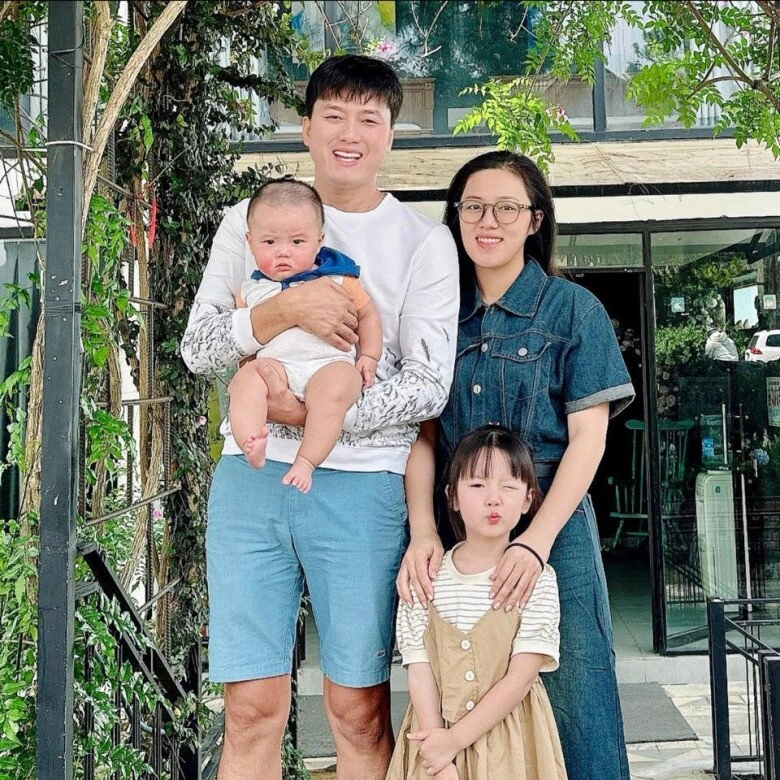 Con trai anh vi cá quách ngọc tuyên và vợ kém 16 tuổi ngày càng đẹp trai giống bố - 6