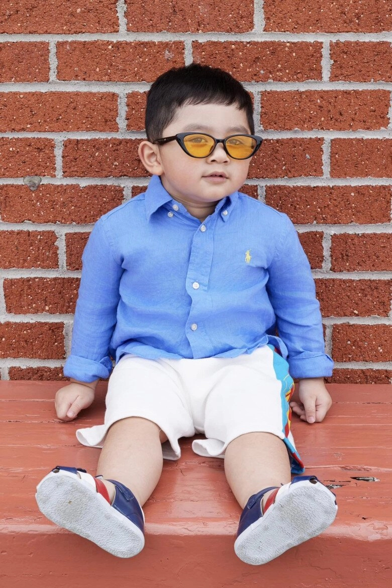 Con trai chi bảo diện cây đồ hiệu từ đầu đến chân theo bố mẹ đi làm biểu cảm ngồi trên xế hộp bạc tỷ chuẩn thiếu gia - 2