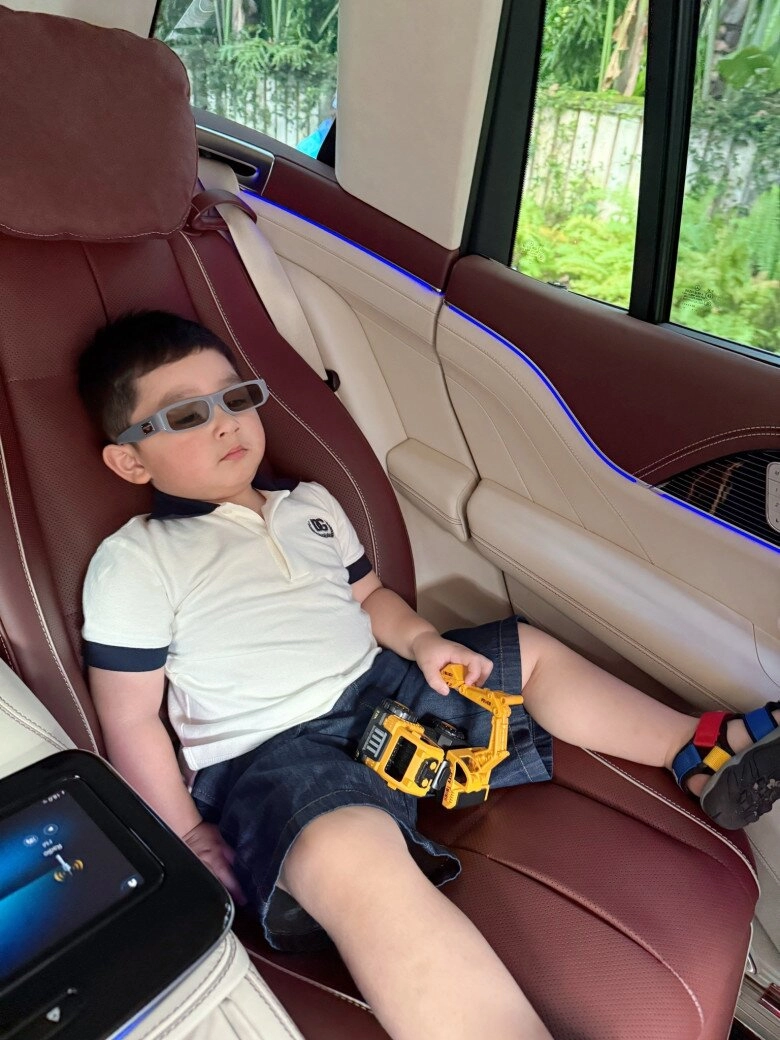 Con trai chi bảo diện cây đồ hiệu từ đầu đến chân theo bố mẹ đi làm biểu cảm ngồi trên xế hộp bạc tỷ chuẩn thiếu gia - 3