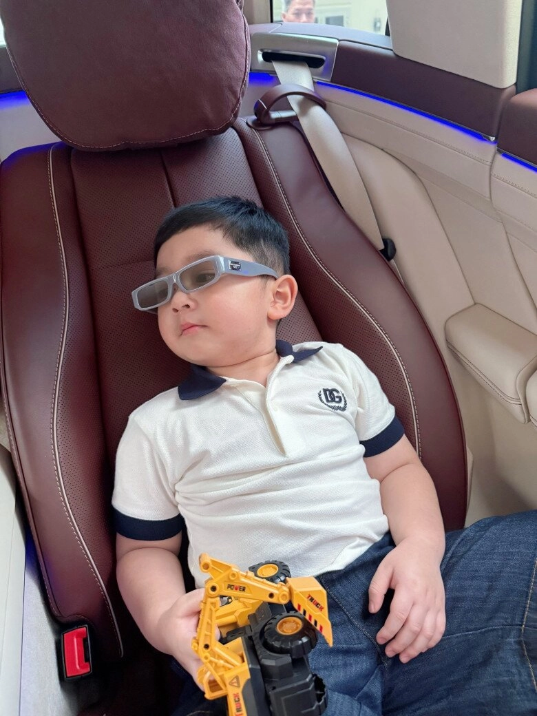 Con trai chi bảo diện cây đồ hiệu từ đầu đến chân theo bố mẹ đi làm biểu cảm ngồi trên xế hộp bạc tỷ chuẩn thiếu gia - 4