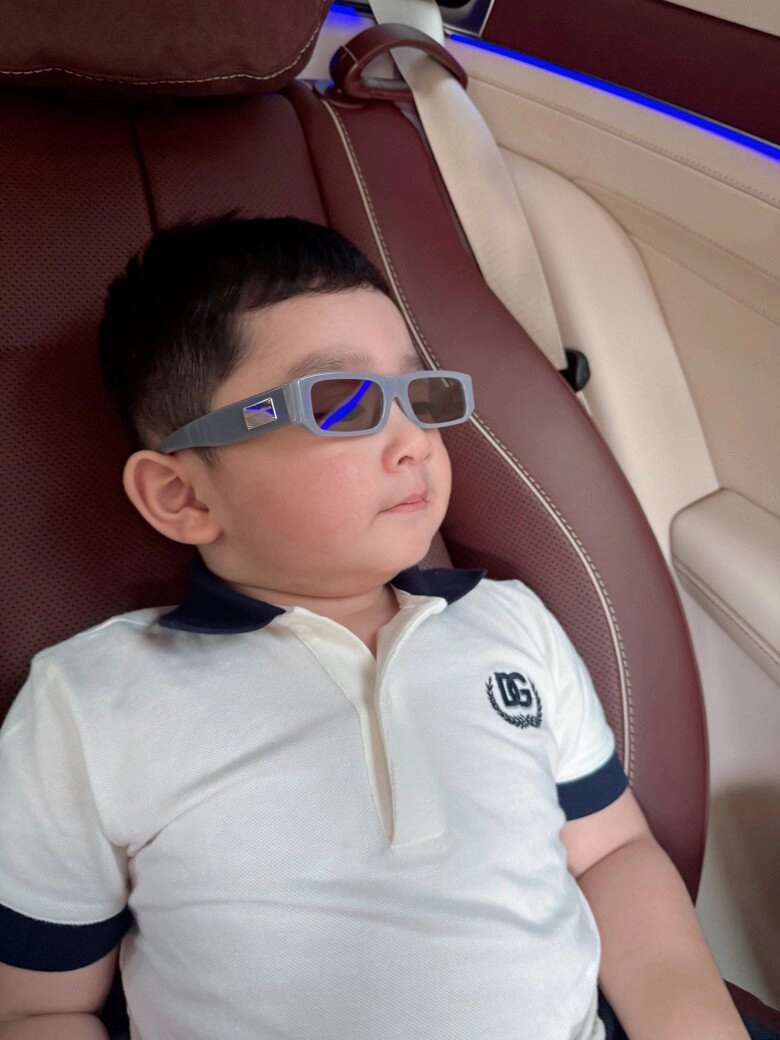 Con trai chi bảo diện cây đồ hiệu từ đầu đến chân theo bố mẹ đi làm biểu cảm ngồi trên xế hộp bạc tỷ chuẩn thiếu gia - 5