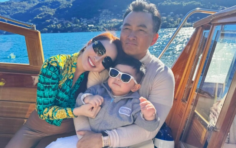 Con trai chi bảo diện cây đồ hiệu từ đầu đến chân theo bố mẹ đi làm biểu cảm ngồi trên xế hộp bạc tỷ chuẩn thiếu gia - 6