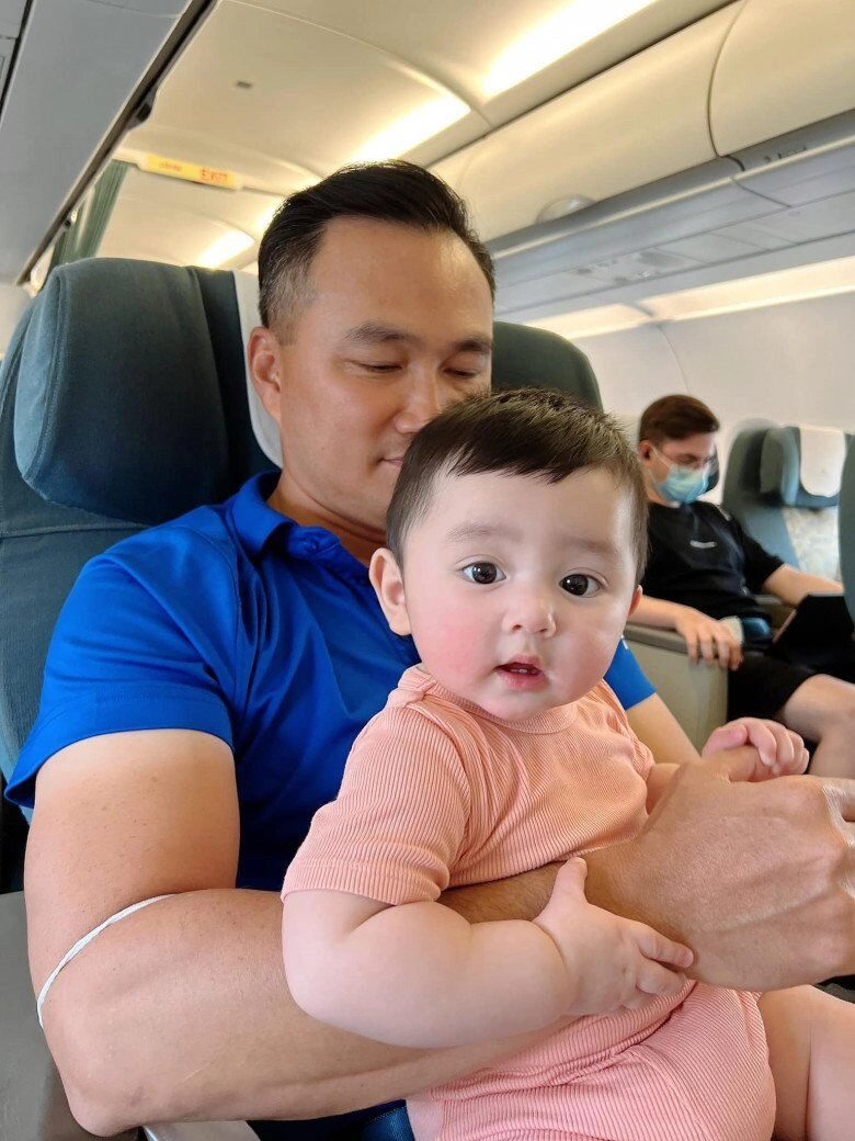 Con trai chi bảo diện cây đồ hiệu từ đầu đến chân theo bố mẹ đi làm biểu cảm ngồi trên xế hộp bạc tỷ chuẩn thiếu gia - 7