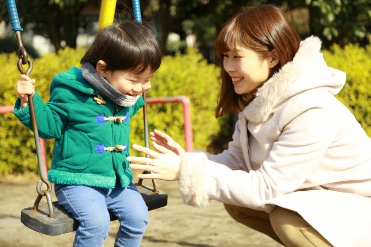 Con trai cứ 8 giờ tối là đi ngủ mẹ lén về sớm kiểm tra người giúp việc mới vỡ lẽ - 2
