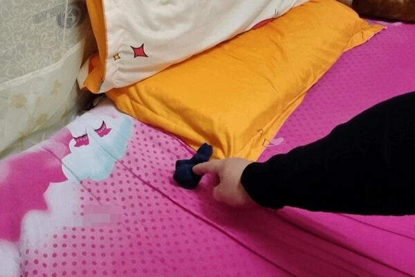 Con trai dậy thì bí mật giấu đồ dưới gầm giường mẹ lén nhìn qua khe cửa thì lúng túng - 2