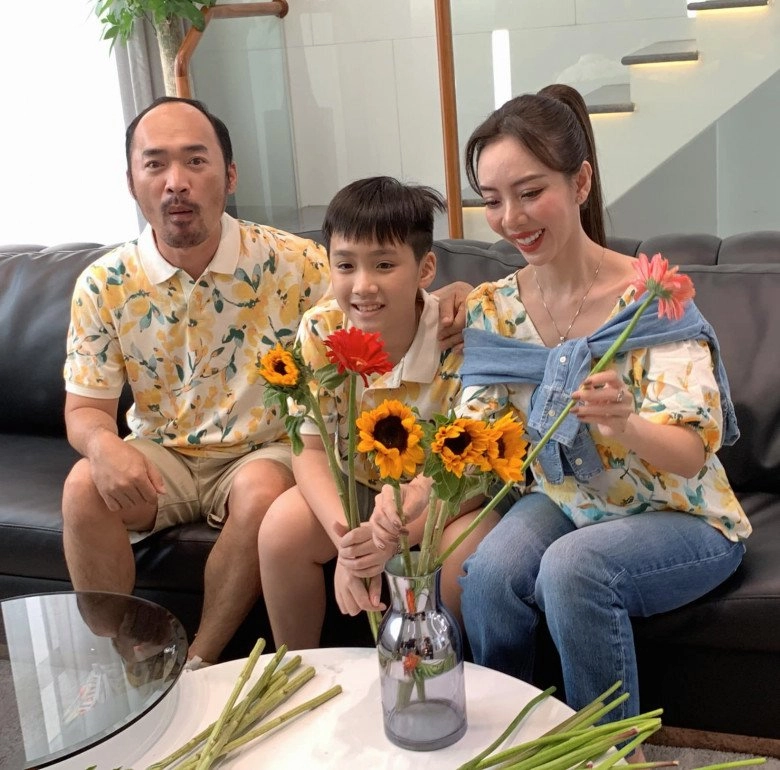 Con trai đẹp như nam thần của thu trang - tiến luật 10 tuổi giỏi 3 ngoại ngữ thạo nhiều môn thể thao quý tộc - 3