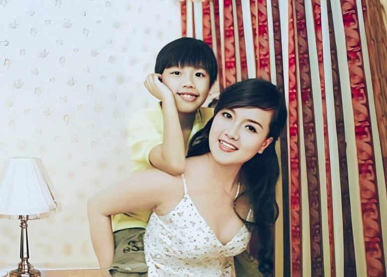 Con trai được vân dung nuôi dạy kỹ càng 23 năm mới cho lộ mặt bảo sao đẹp trai tài năng đỗ 9 trường đại học - 2