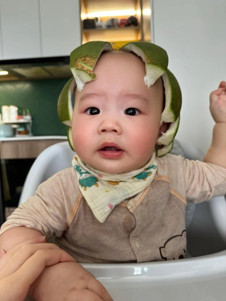 Con trai hoa hậu đại dương lê âu ngân anh bị chê bai ngoại hình nàng hậu làm hành động chữa cháy khiến cđm trầm trồ - 3