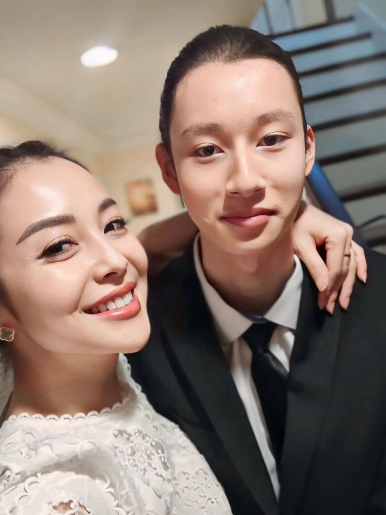 Con trai jennifer phạm và quang dũng dậy thì diện mạo khác lạ diện vest buộc tóc đi sự kiện ở trường học gây chú ý - 1