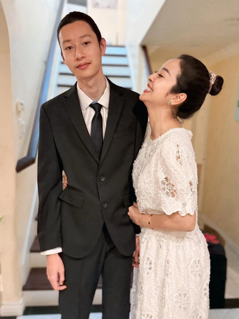 Con trai jennifer phạm và quang dũng dậy thì diện mạo khác lạ diện vest buộc tóc đi sự kiện ở trường học gây chú ý - 2