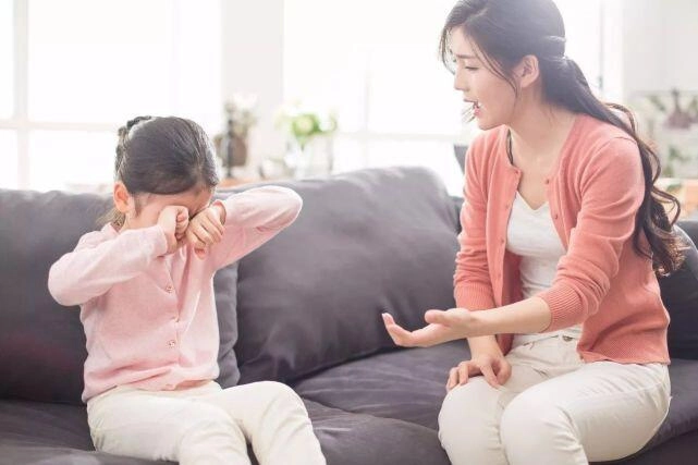 Con trai lớp 4 đưa bạn học nữ về nhà camera giám sát ghi lại cảnh này bố mẹ xem xong tức giận vô cùng - 3