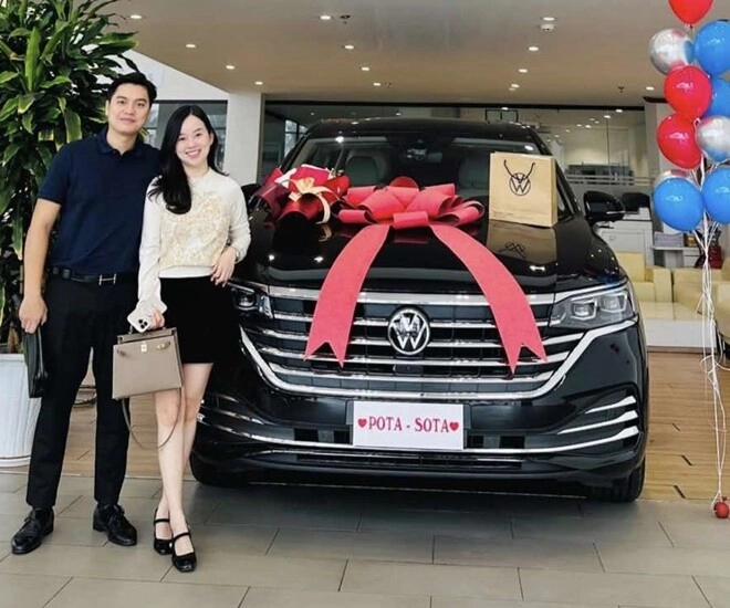Con trai ly kute bóc tem xế hộp mui trần cao cấp hơn 2 tỷ đồng do bố mẹ tặng ngồi trong xe ra dáng sếp lớn - 1