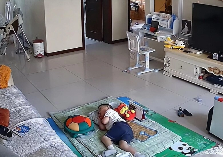 Con trai ngủ li bì mẹ tưởng bảo mẫu cho uống thuốc ngủ nhưng kiểm tra camera liền sợ xanh mặt - 2